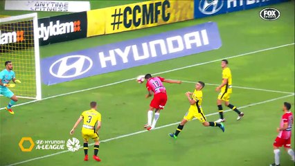 Un ramasseur de balle empêche un joueur de célébrer son but !