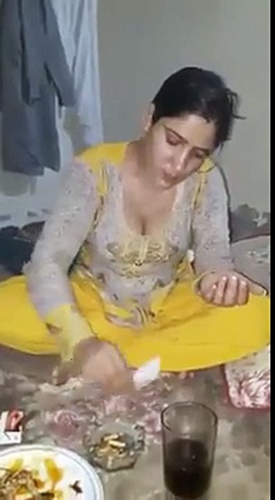 Gir making cigerate