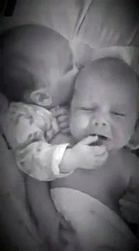 Elle donne son pouce à son frere jumeau pour ne pas qu'il pleure!