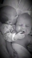 Elle donne son pouce à son frere jumeau pour ne pas qu'il pleure!