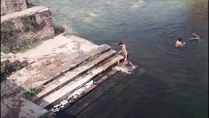 Un esprit parcourt les marches avant de disparaitre… Flippant