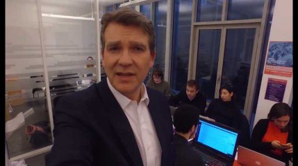 Arnaud Montebourg fait ses voeux pour 2017 avec une perche à selfie