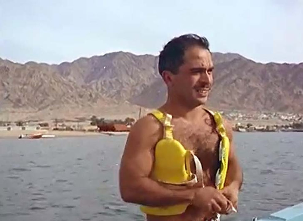 فيديو نادر للملك الحسين بن طلال يمارس رياضة التزلج فوق الماء 1966
