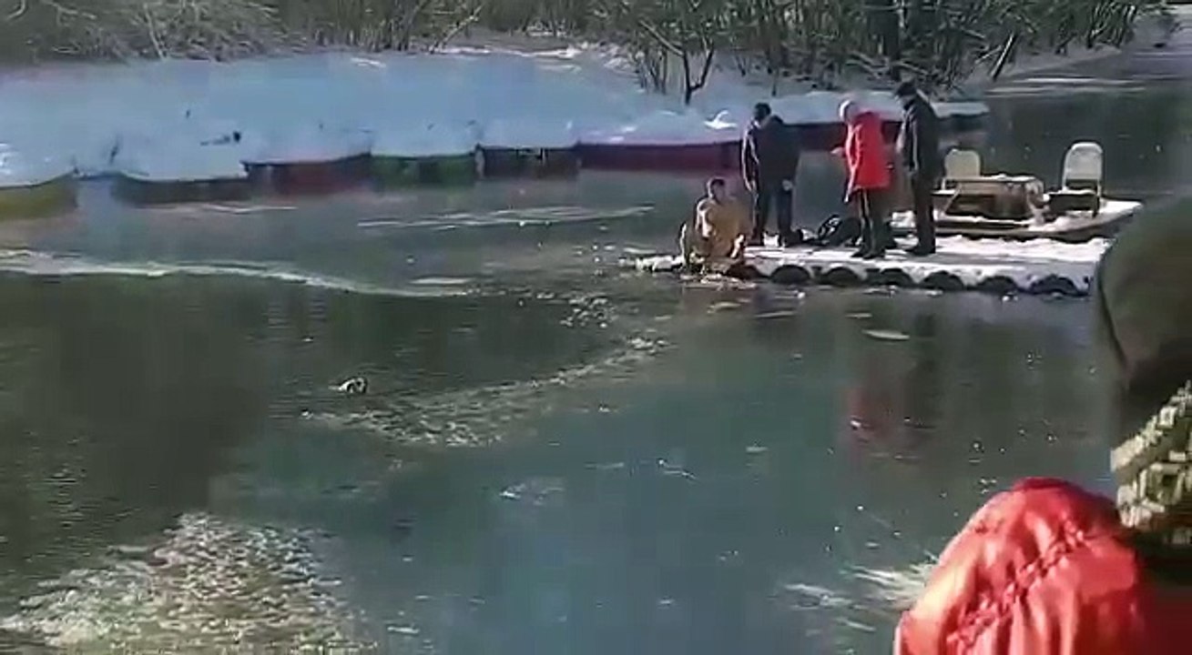 凍った池にパンツ一丁で飛び込み 落ちたワンちゃんを泳いで助ける男性 動画 Dailymotion