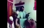 Molvi Taqreer Ke Dauran Shiddat e Gham Mein Fan Se Latak Gya