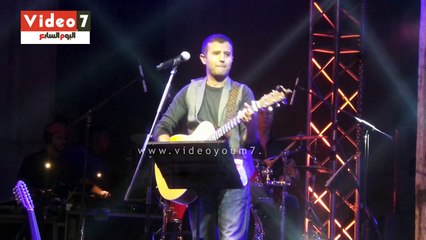 حمزة نمرة يغنى "إنسان" لايف