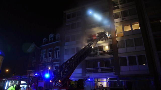 incendie dans un immeuble à appartements à la plante.