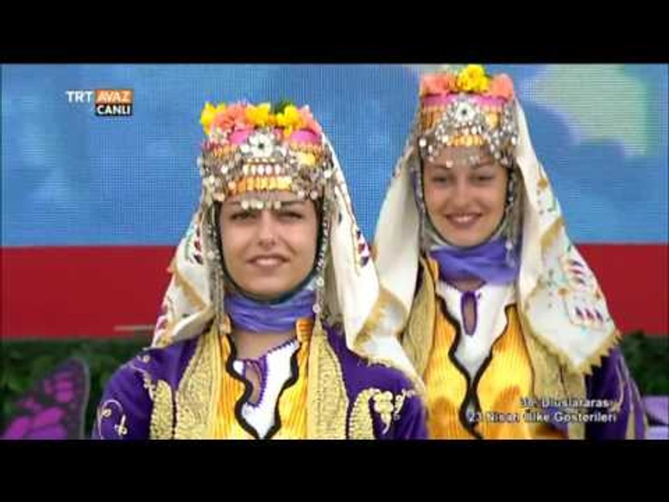 Zeybek Gösterisi ile Türk Çocukları - 23 Nisan Ülke Gösterileri - TRT Avaz