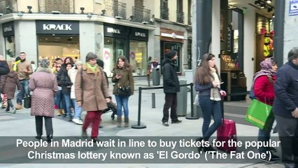 Spainiards queue for 'The Fat One' lottery-KE6p0cHMhF0