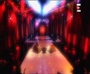 4 أشخاص يحملون فستان مايا دياب.. وعمرو أديب: أنا منبهر