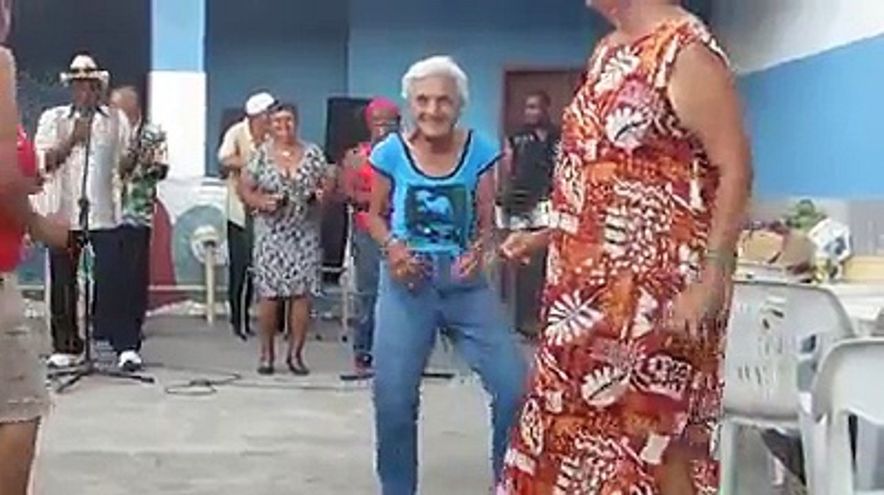 La Tia Lucia Bailando Salsa