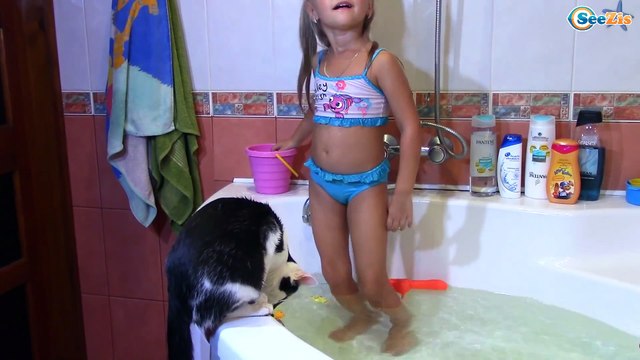 РЫБАЛКА ДЛЯ ДЕТЕЙ Котенок Барсик и Ярослава Купаются ПРИКОЛЫ С КОТАМИ Игры в воде для детей