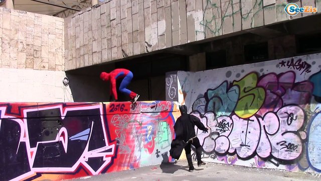 Spiderman w/ Batman vs Deadpool Epic Battle Real Life Superhero Movie