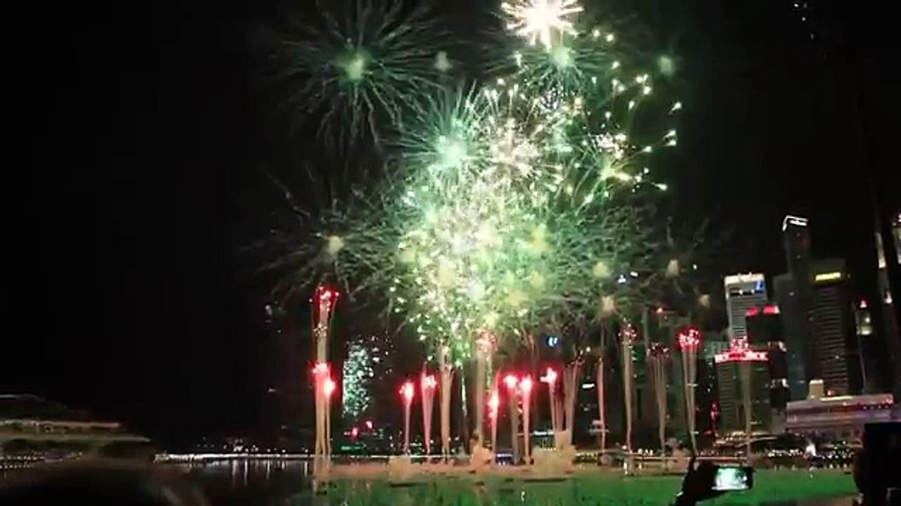 Singapore Fireworks 2017 - New year's Eve 2017 Fireworks And Celebration