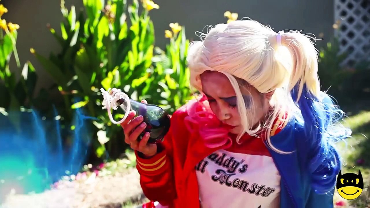 Örümcek Adam öper Harley Quinn! Joker vs Dondurulmuş Elsa Kötü Superhero Eğlence Öpücük Kissed
