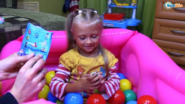 СЮРПРИЗЫ ДЛЯ ДЕТЕЙ - Ярослава играет в Игровом Центре. Игрушки из Мультика Дисней В поисках Дори
