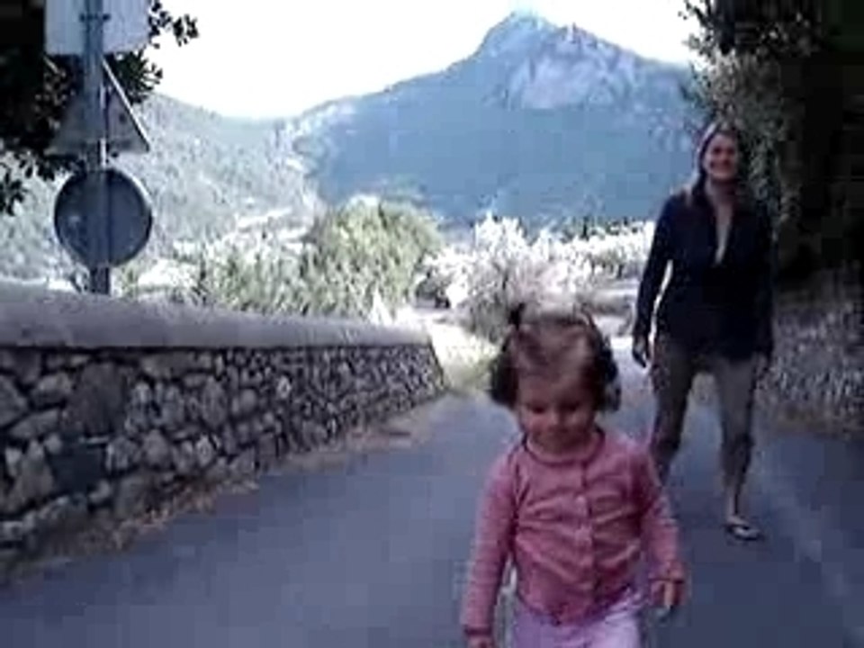 Gabrielle monte la côte à Aubres