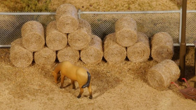 Realistic Hay Bales – Model Railroad Scenery