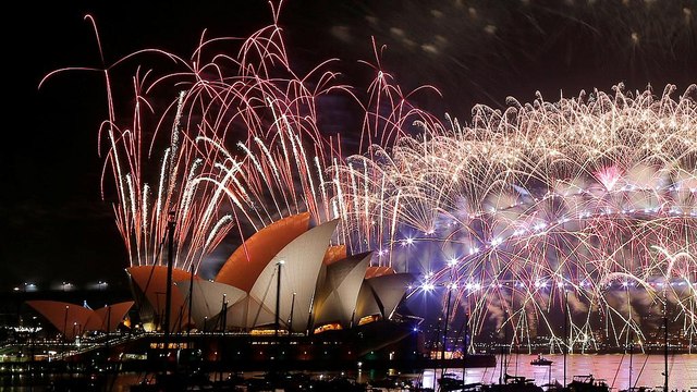 Sydney brings in 2017 with spectacular fireworks show