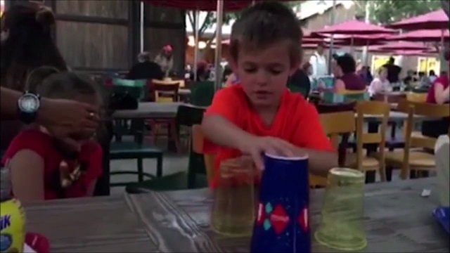 Ce gamin un peu débile n'a pas tout compris au tour du gobelet... ahahah