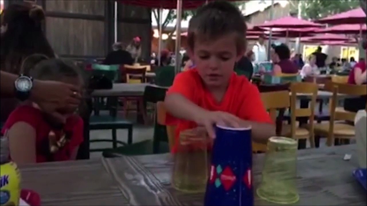 Ce gamin un peu débile n'a pas tout compris au tour du gobelet... ahahah