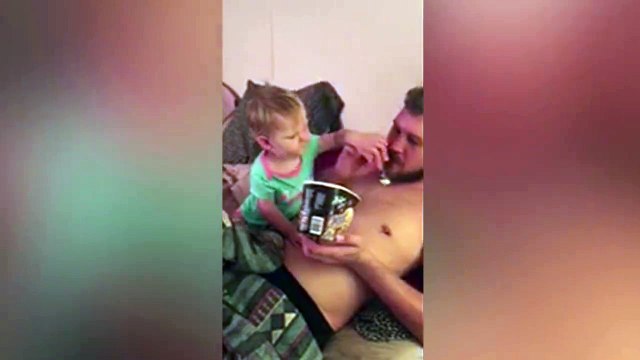 Ce gamin kiffe tellement la glace!