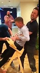 Un homme reste bloqué dans une chaise d'enfant