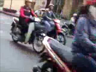 ホーチミン市の道路の横断　ベトナム