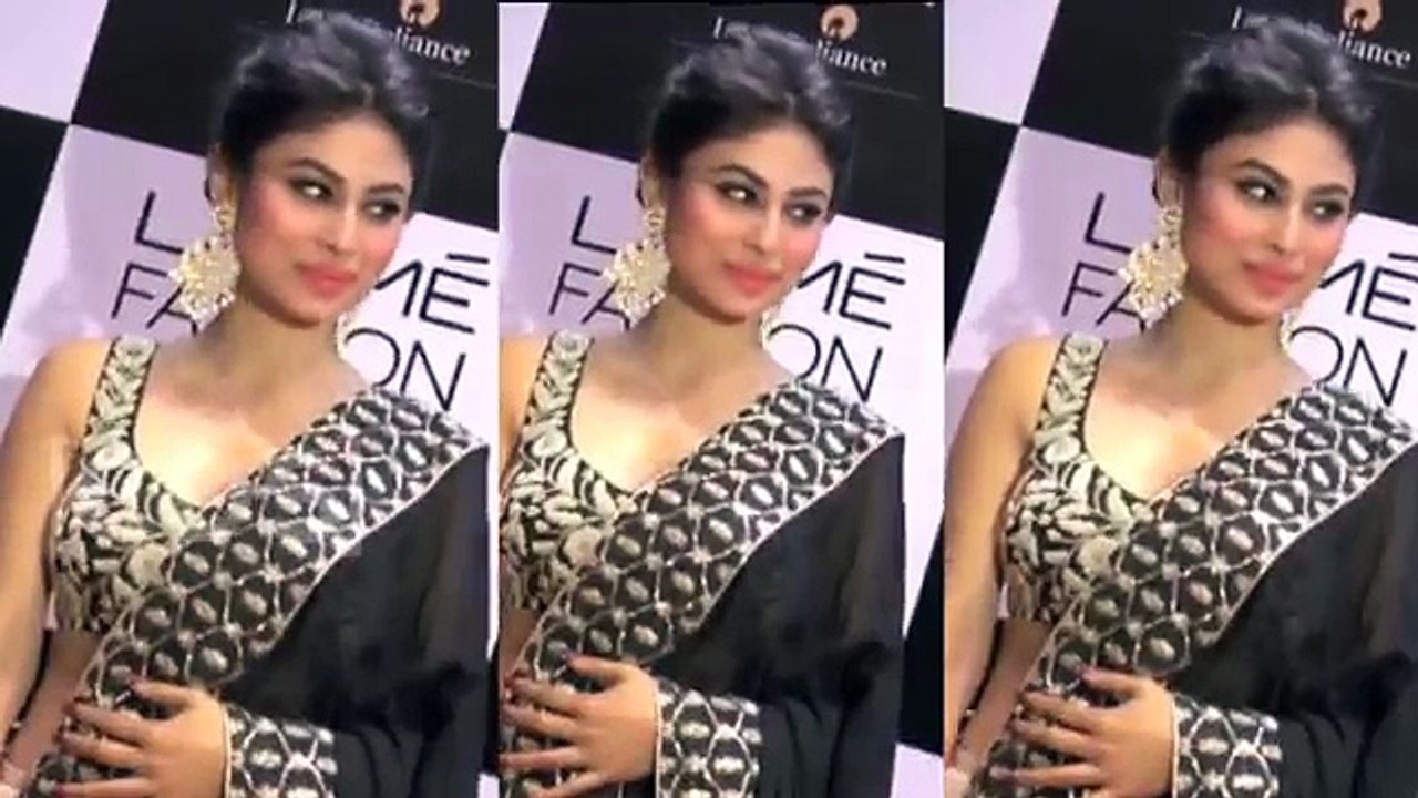 DRUNK GILRS Mouni Roy And Sanjeeda Sheikh Dance In Car