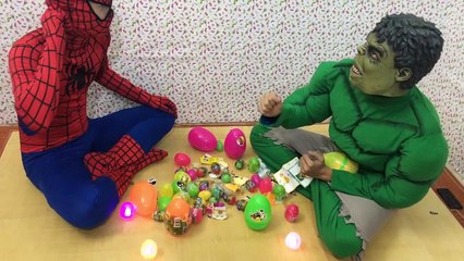 Siêu Nhân Nhện Đời Thực Chơi Trứng Khủng Long Với Người Khổng Lồ Xanh