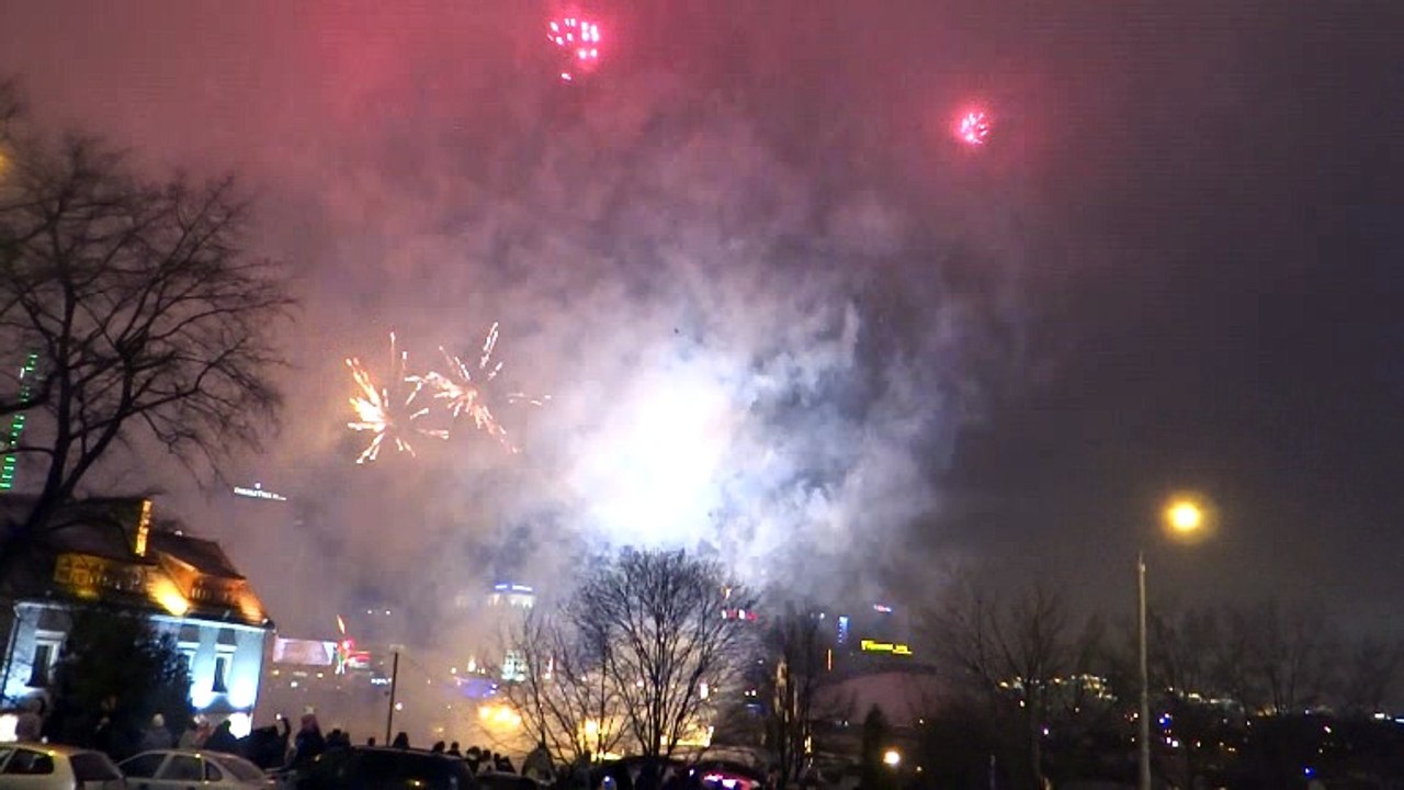 Nouvel an 2017 à Minsk. Feu d'artifice et ambiance. Publié 1er janvier 2017