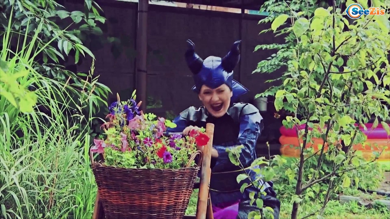 Christmas Superheroes in real life. Frozen Elsa & DEER Santa Claus vs Maleficent. Big Superhero