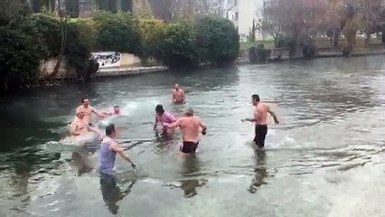 Huit fadas se baignent dans une eau à 12 degrés