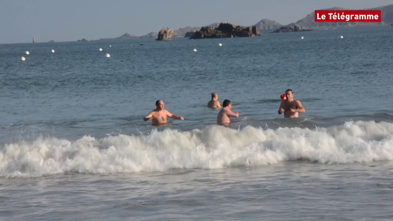 Perros-Guirec (22). Près de 200 dans le bain du nouvel an