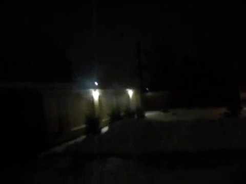 Люди встречают Новый год вечером