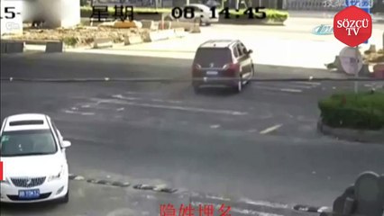 Kontrolden çıkan tanker otomobilin üzerine devrildi