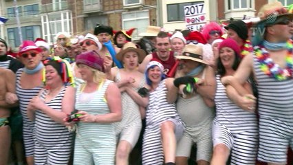 500 nageurs dans la mer du Nord pour le "bain des givrés"