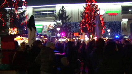 Këndej murit në Mitrovicë, festë me fishekzjarrë, këndë e valle – andej qetësi