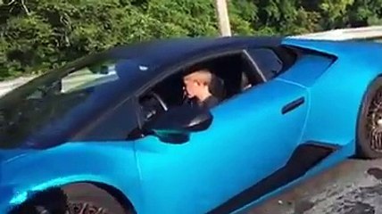 Un enfant de 11 ans pilote une Lamborghini pour une course automobile