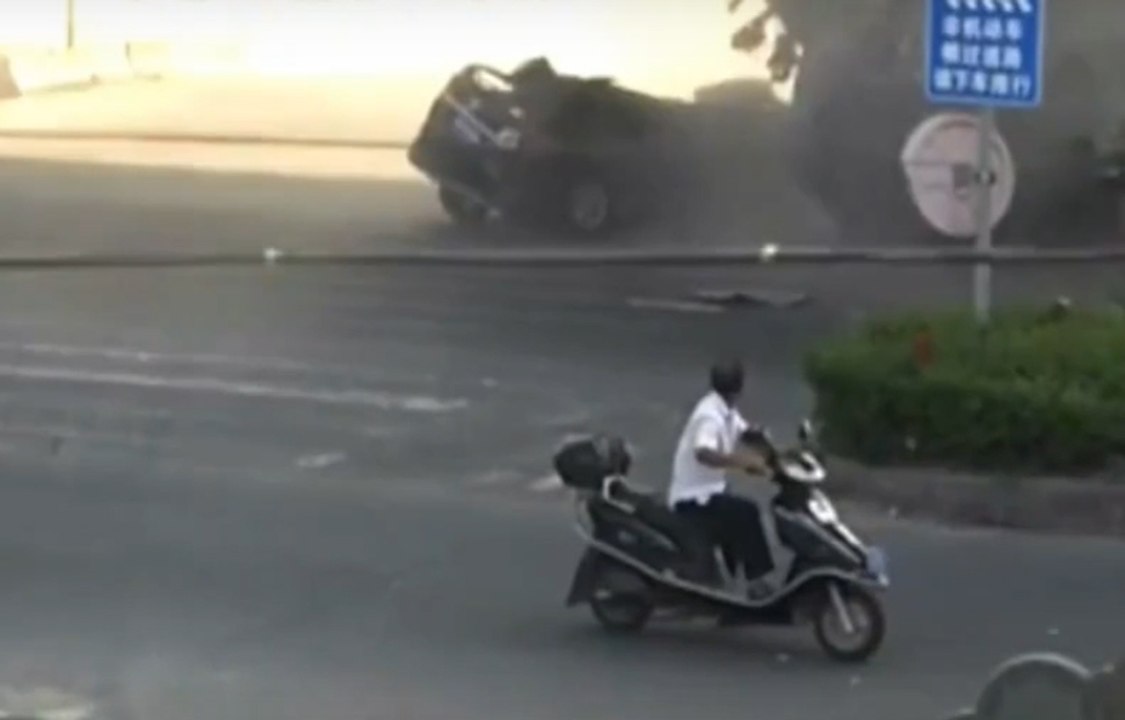 Kontrolden çıkan tanker otomobilin üzerine devr...