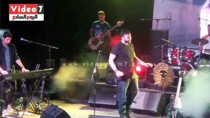 كايروكى يغنى "اتجنن" لايف