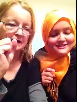 فتاة امريكية تلقن والدتها الشهادة الله أكبر ما شاء الله التعليق ولو بنقطه يجعل المنشورات تصل الى الجميع دعم بارك الله