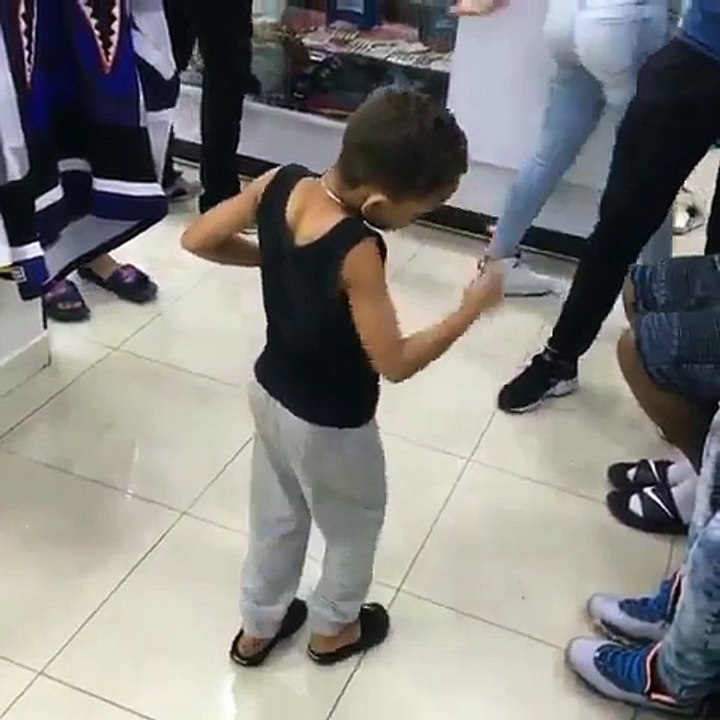 Niño bailando el comando de Bulin 47 de forma muy pausada con los gestos