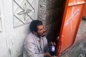 مجنون يقراء قرآن بصوت رائع سبحان الله