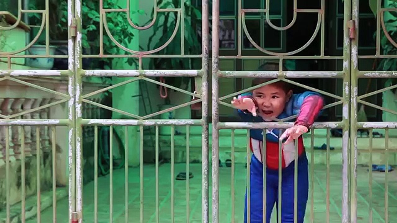 Frozen Elsa vs Spiderman  Joker stolen Toys Cars Spiderman Police Kids Santa Claus & Police Arrest!