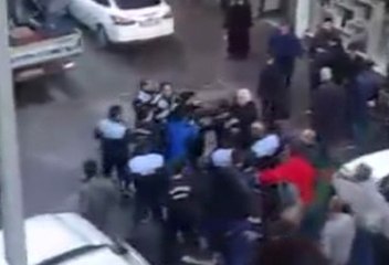 Seyyar satıcı ile zabıtanın kavgası kamerada