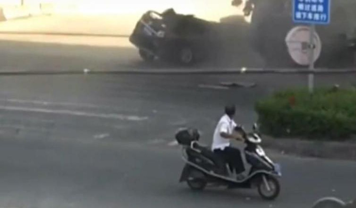 Kontrolden çıkan tanker otomobilin üzerine devr...