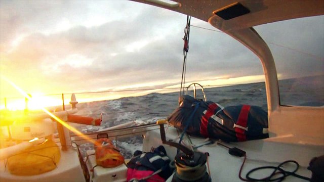 J57 : Arnaud Boissières en compagnie des dauphins des mers du Sud / Vendée Globe