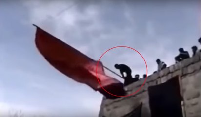 Bayrak elektrik teline temas edince aşağı düşüp öldü