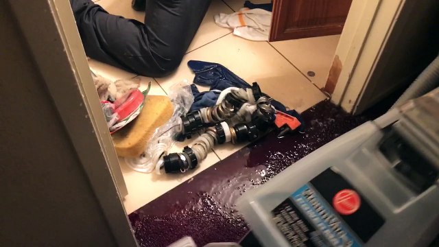 Ce plombier répare une fuite sans couper l'eau ! Inondation...